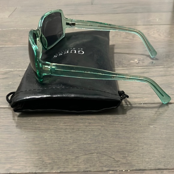 Y2K Vintage Guess Sunglasses with Case - Picture 4 of 8